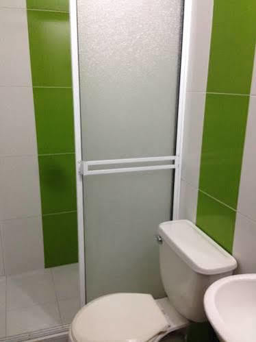 Hotel Center Plaza Plus Кукута Экстерьер фото