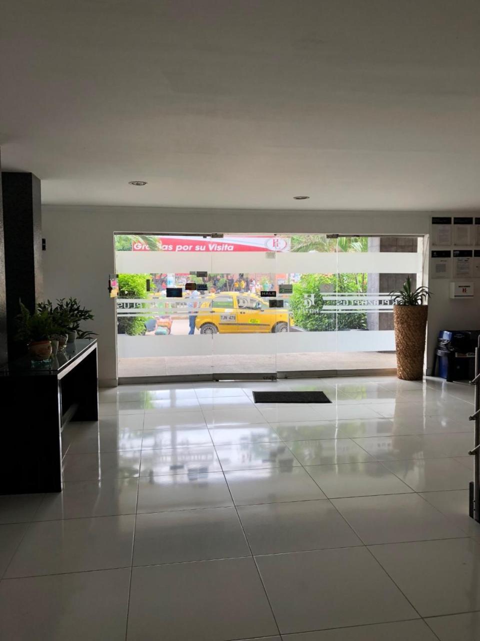 Hotel Center Plaza Plus Кукута Экстерьер фото