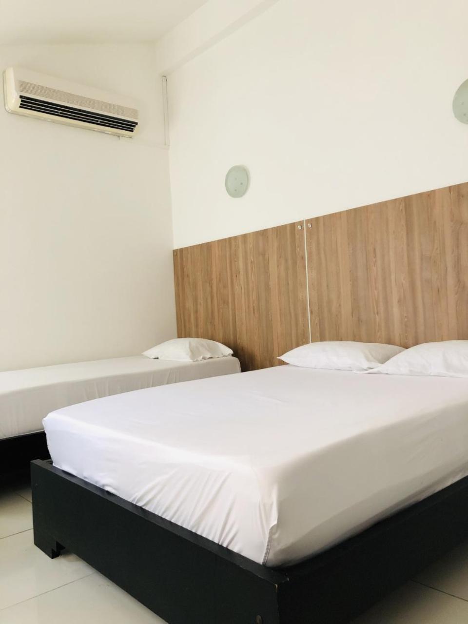 Hotel Center Plaza Plus Кукута Экстерьер фото