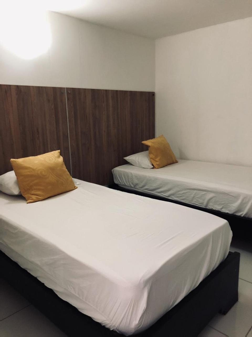 Hotel Center Plaza Plus Кукута Экстерьер фото