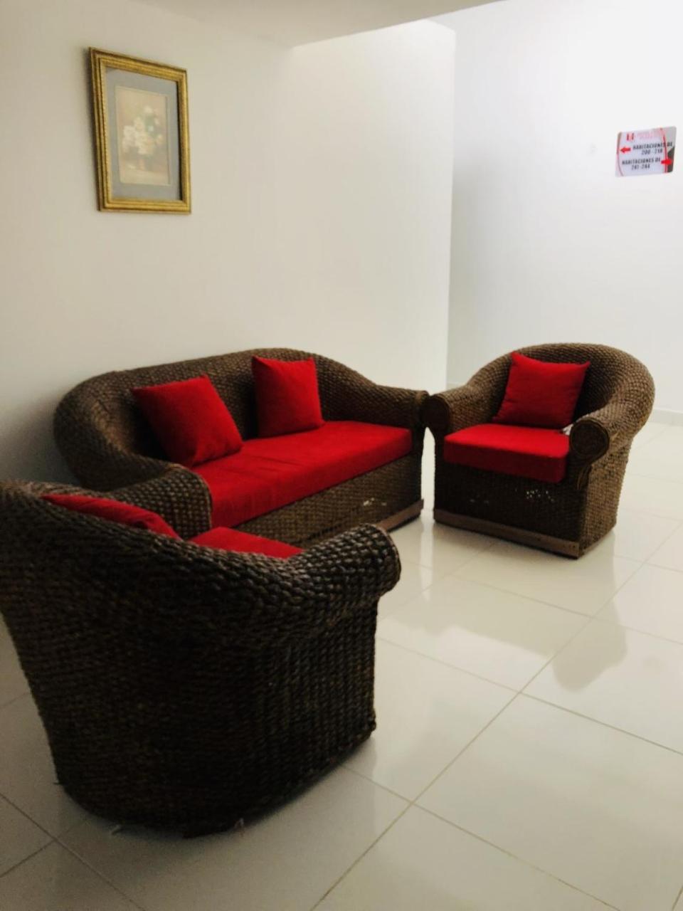 Hotel Center Plaza Plus Кукута Экстерьер фото